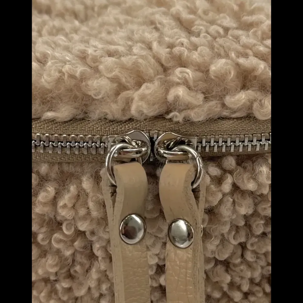 OH MY BAG Sacs En Peluche, Fausse Fourrure-Sac banane géant en cuir et peluche LOU PILOU XXL